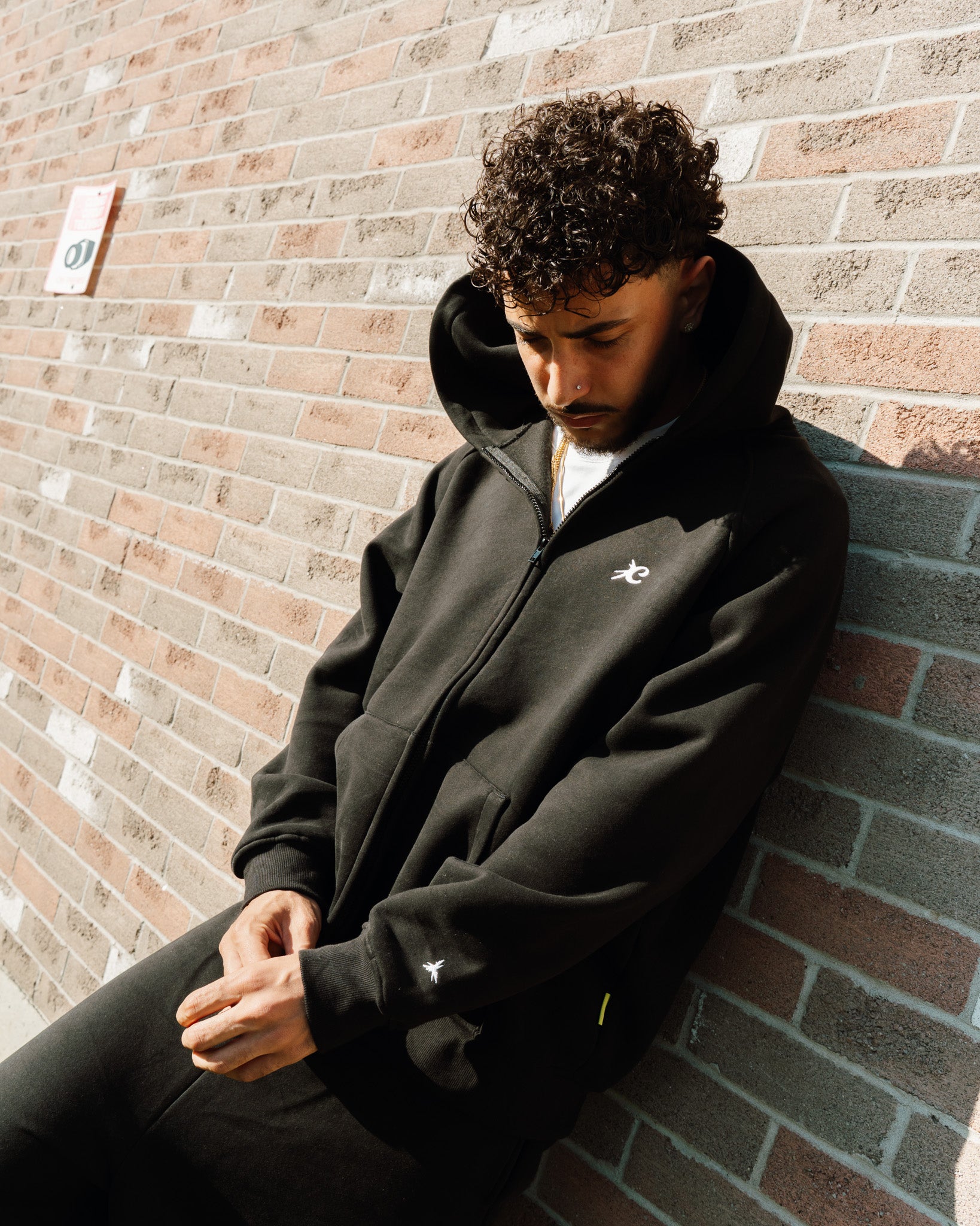 BLACK BASICS ZIP-UP