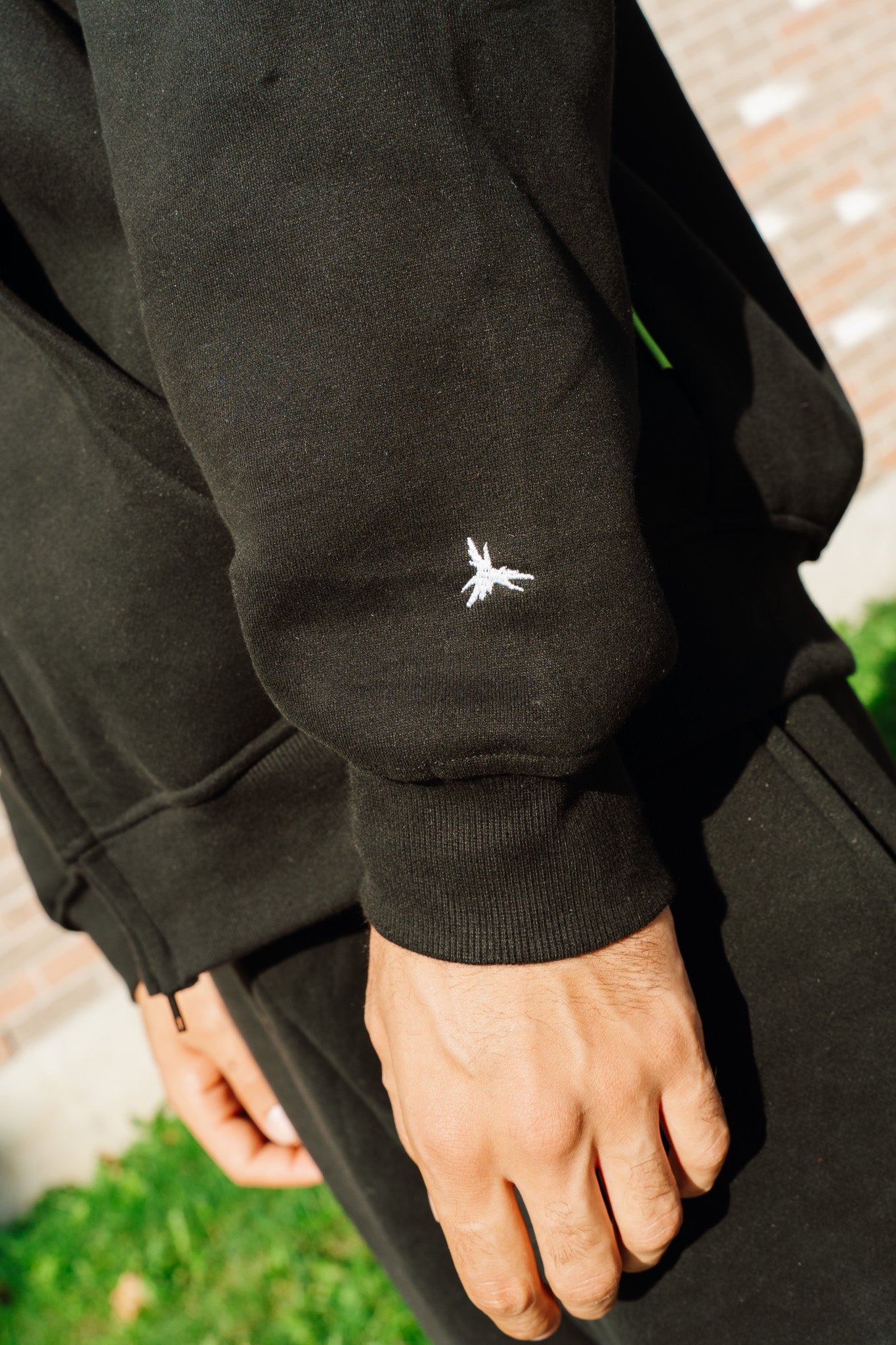 BLACK BASICS ZIP-UP