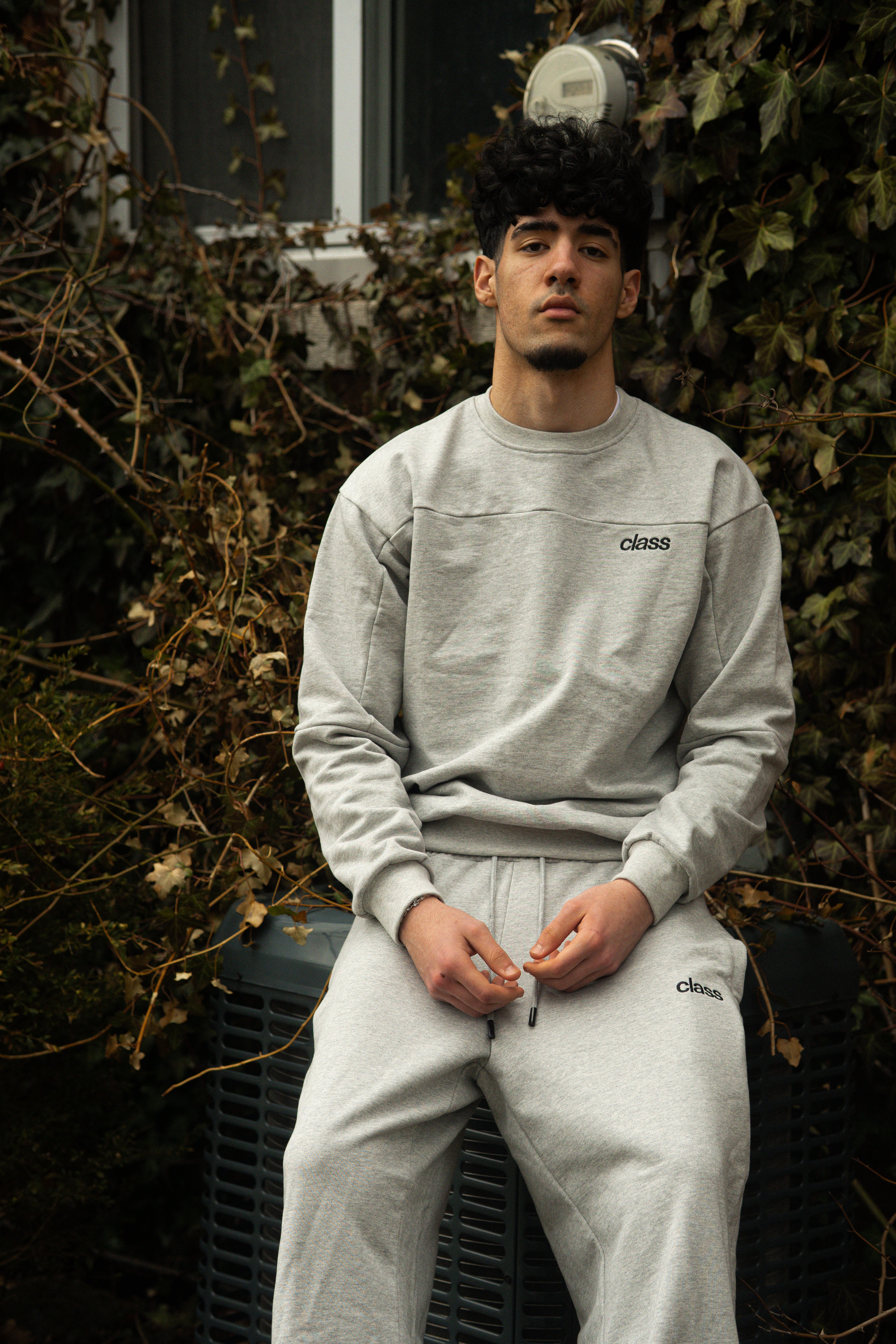 GREY CREWNECK