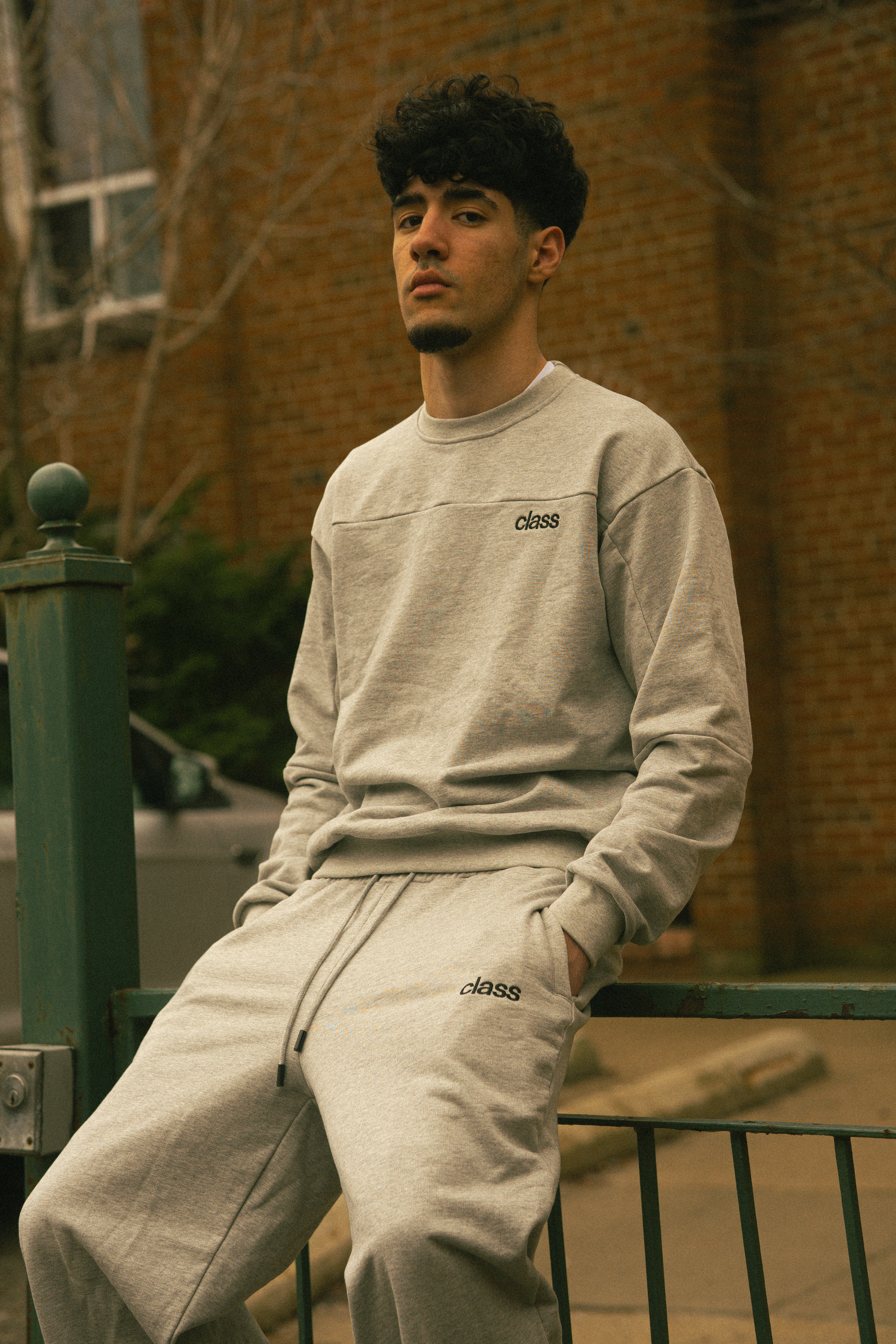 GREY CREWNECK