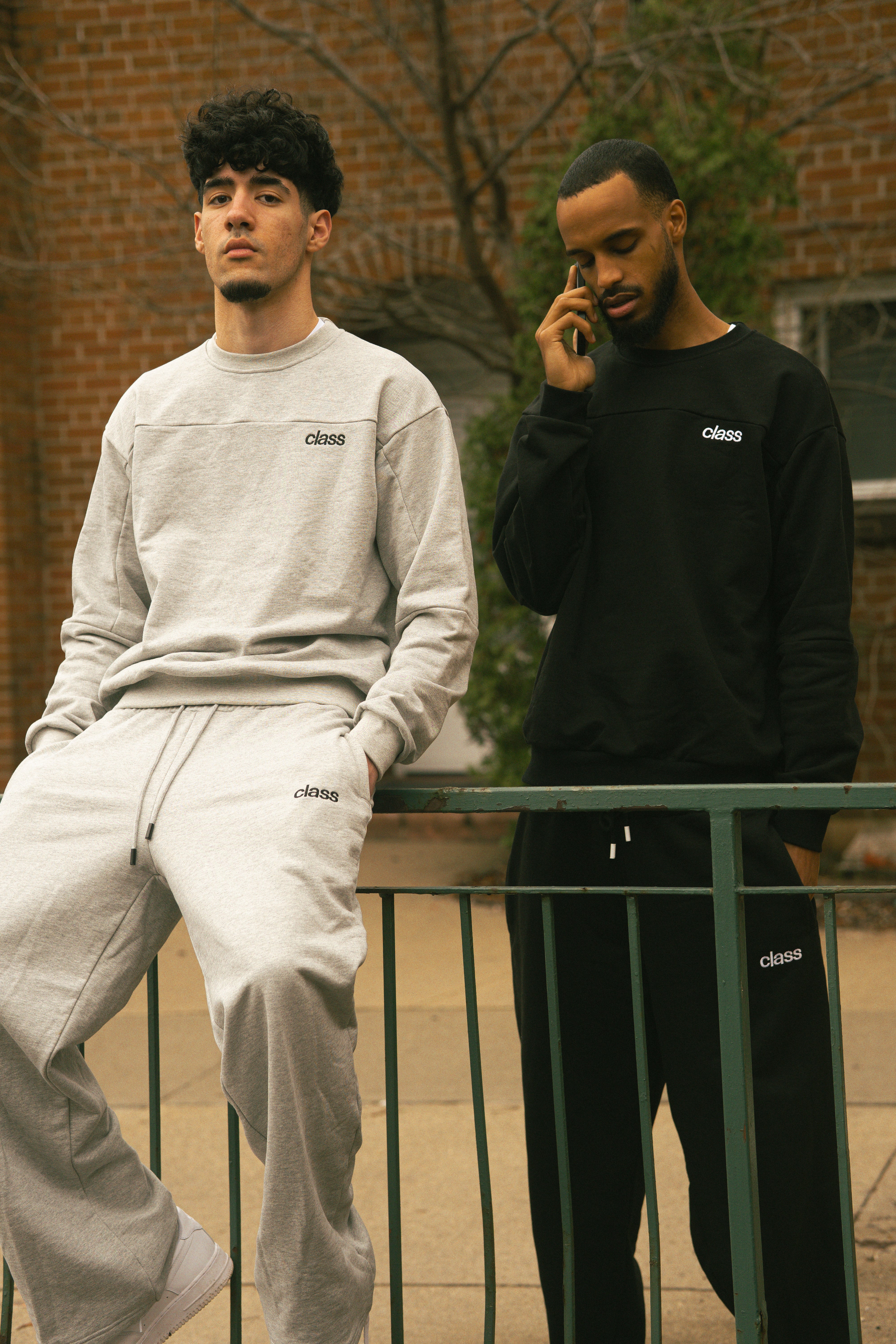 GREY CREWNECK