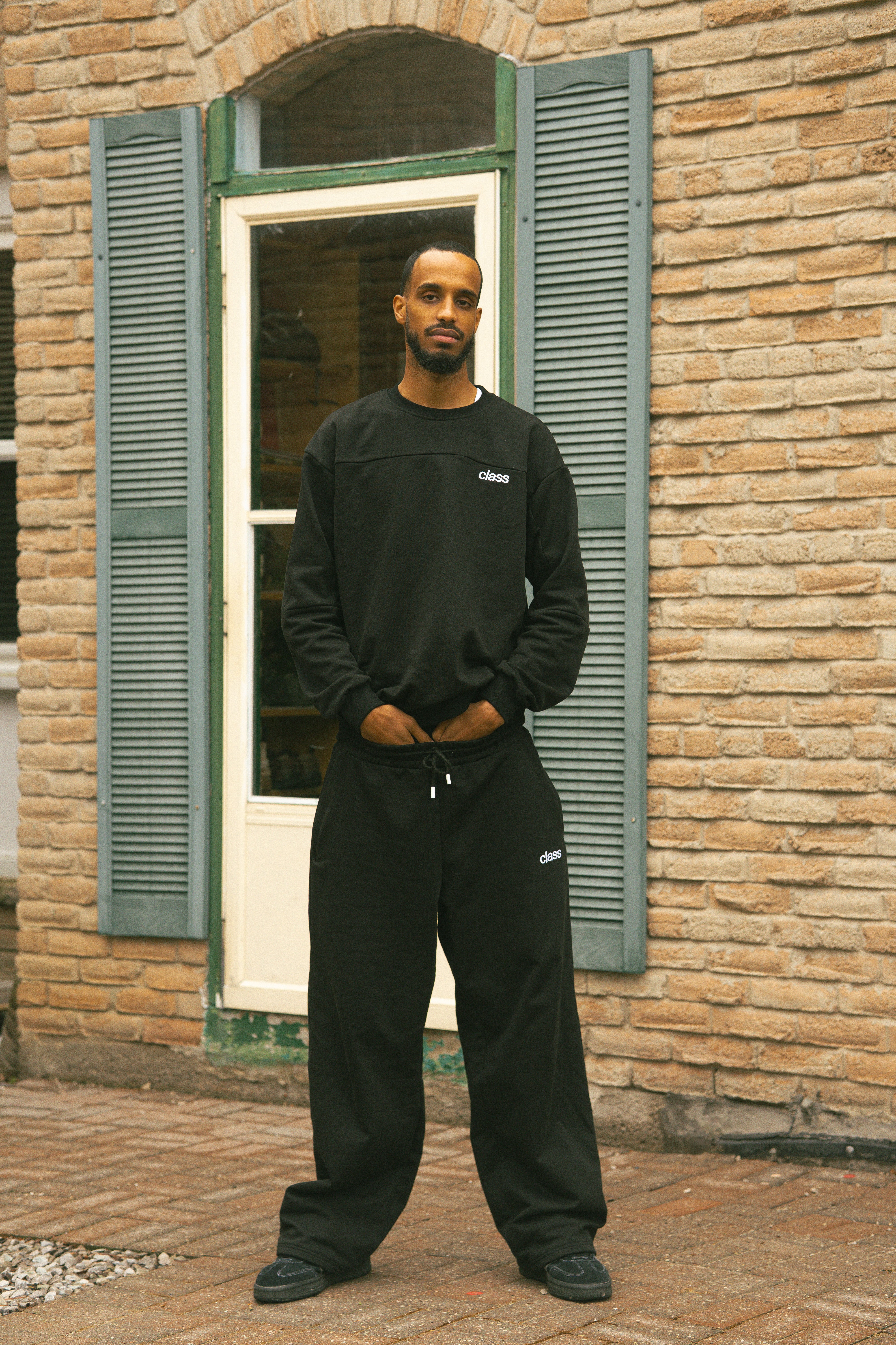 BLACK CREWNECK